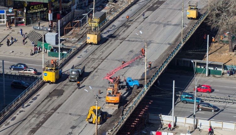 Ремонт Шулявского моста может затянуться из-за демонтажа столичного завода