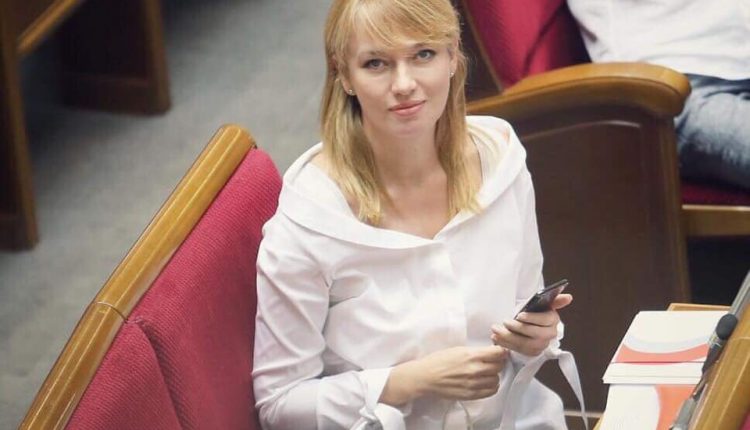 Нардеп Елена Шуляк пришла в Раду с сумкой Chanel Jumbo стоимостью $7240