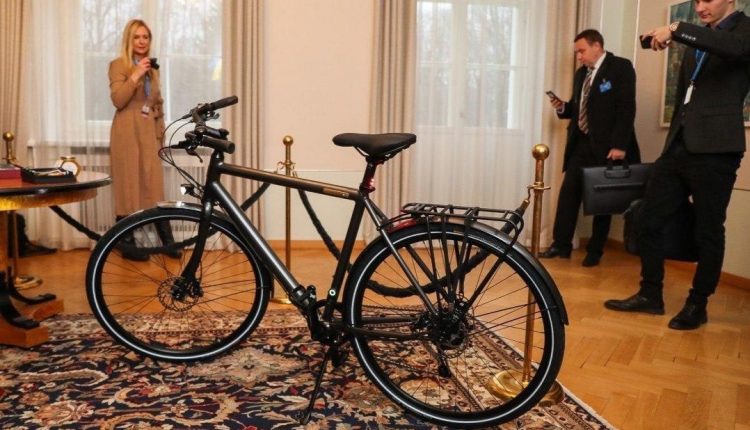 Владимир Зеленский привезет из Эстонии новый велосипед