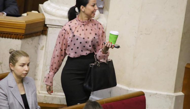 “Слуга народа” Дмитриева ходит в Раду с сумкой Dior стоимостью до $5 тысяч