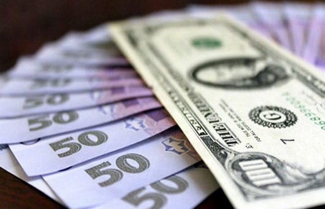 Впервые за три месяца доллар поднялся выше 25 гривен