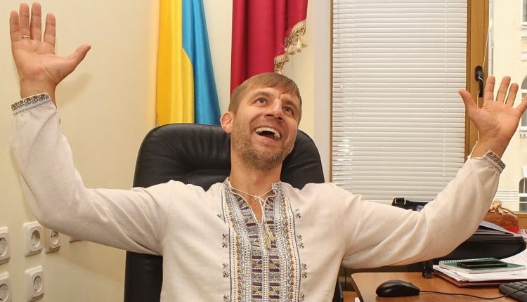 Бывший нардеп Михаил Гаврилюк работает таксистом в Киеве