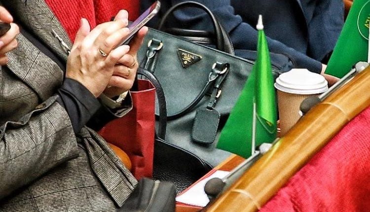 Нардеп Кинзбурская пришла в Раду с сумкой Prada стоимостью 62 тысячи