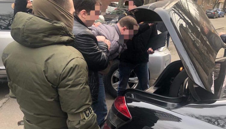 Директора госпредприятия задержали в Киеве на взятке более 500 тысяч