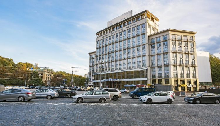 Названы сроки продажи гостиницы “Днепр” в центре столицы