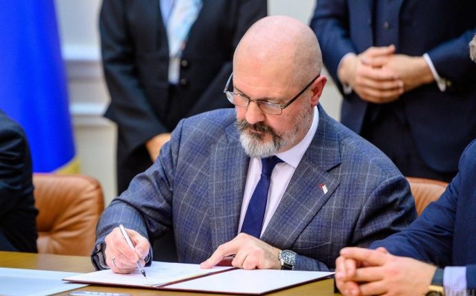 Экс-глава “Укрзализныци” в апреле задекларировал больше 1,3 млн гривен зарплаты