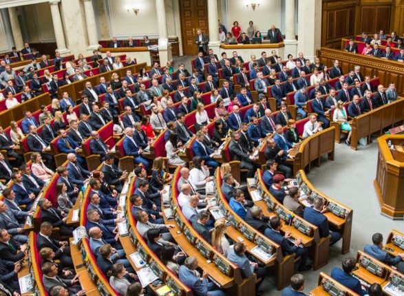 Нардепы не торопятся: в Украине вакцинированы менее 50% парламентариев