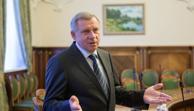 Глава НБУ Смолий написал заявление об отставке из-за “политического давления”