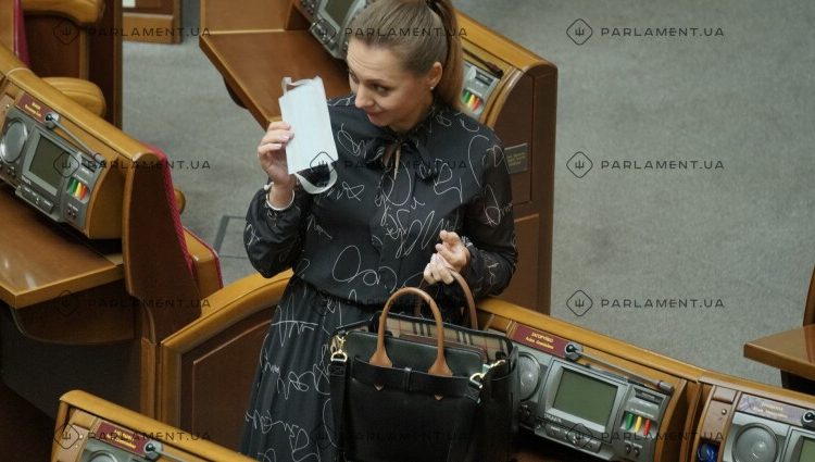 Нардеп Алина Загоруйко ходит в Раду с сумкой стоимостью более 13 минимальных зарплат