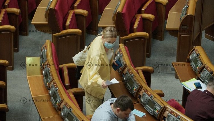 “Слуга народа” Юлия Гришина похвасталась в Раде браслетом за почти $8 тысяч