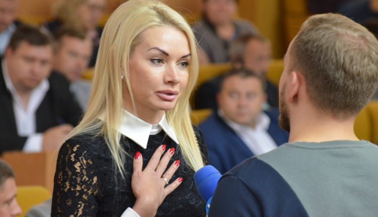 Нардеп Ирина Аллахвердиева засветила сумку стоимостью 70 тысяч