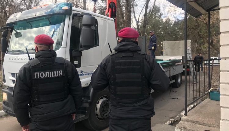 Полиция провела обыск на базе охранной фирмы Медведчука на Трухановом острове