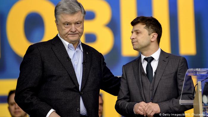 Зеленский поздравил телеканалы Порошенко с обретением “реальной независимости”