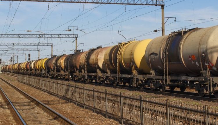 SOCAR будет поставлять в Украину топливо “Роснефти”