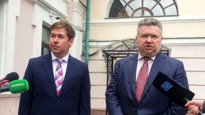 Адвокаты Порошенко требуют заседания суда в день его приезда в Украину
