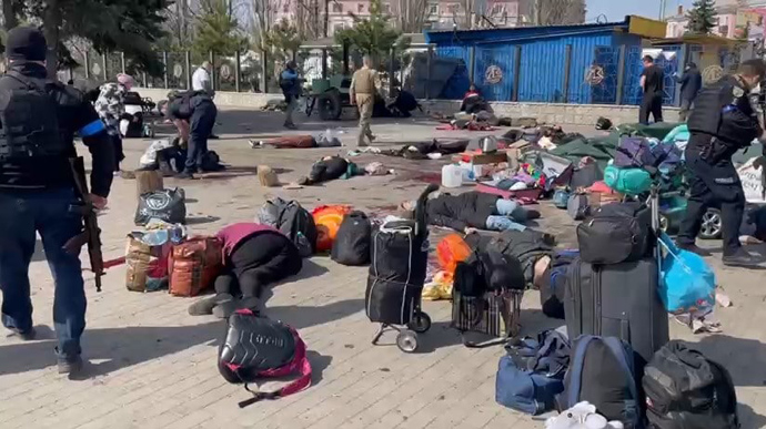 Россияне ударили ракетами по вокзалу эвакуирующегося Краматорска: десятки погибших, более сотни раненых