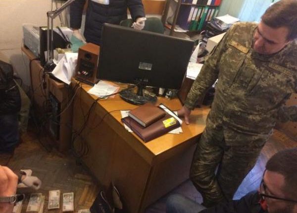 В Одессе на взятке в треть миллиона попался начальник из Минобороны